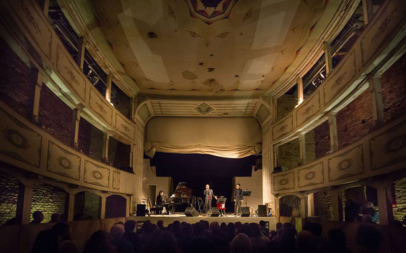 Concerti-in-teatro---Cartoceto-Doc-Music&Wine